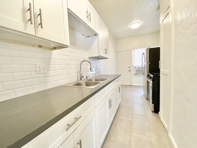 832 N Alta Vista Blvd in Los Angeles, CA - Building Photo - Building Photo