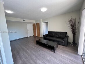 637 SW 3rd St in Miami, FL - Foto de edificio - Building Photo