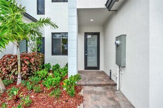 13642 SW 157th Pl in Miami, FL - Building Photo - Building Photo