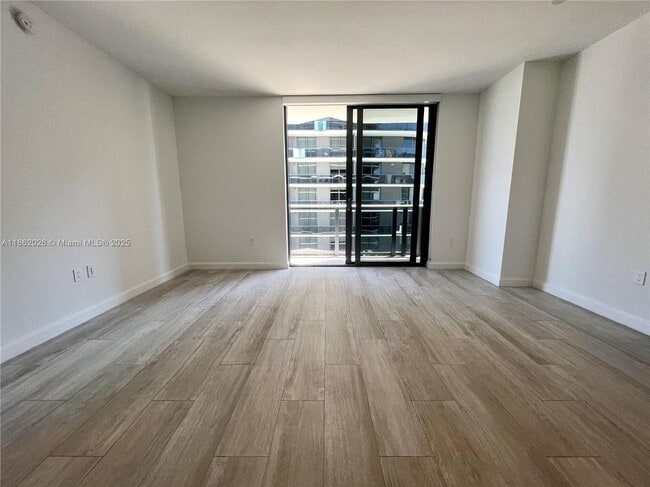 55 SW 9th St in Miami, FL - Building Photo - Building Photo