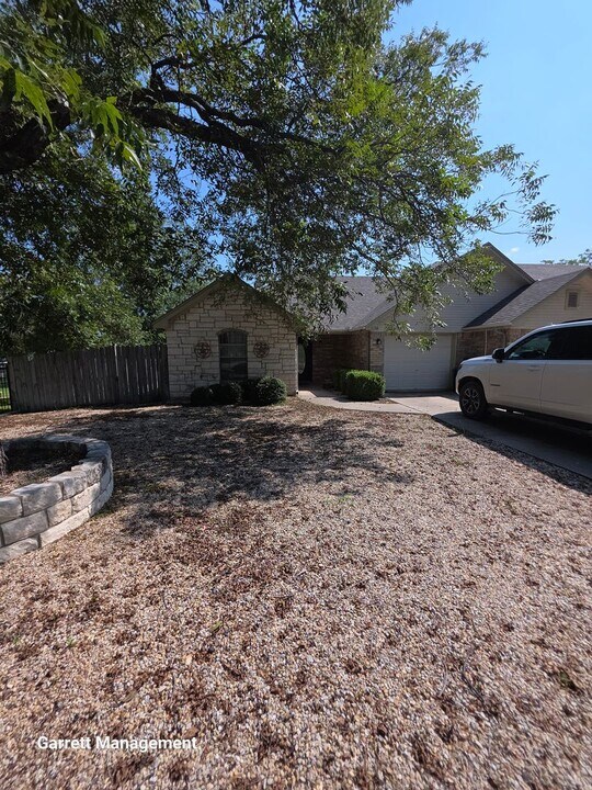 1004 W North Ave in Lampasas, TX - Building Photo