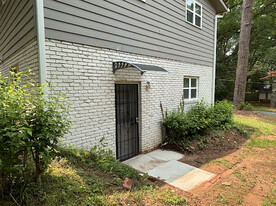 3268 Briarwood Blvd, Unit Briarwood Efficency in East Point, GA - Building Photo