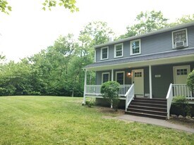 132 Londonderry Turnpike in Derry, NH - Building Photo