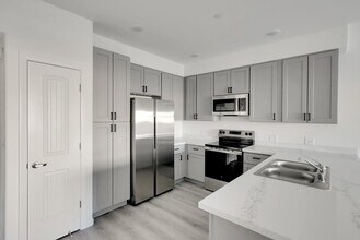 2068 Millennium Wy in Hanford, CA - Building Photo - Building Photo