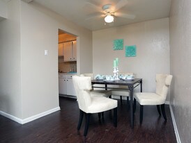 Bella Vista Sol in Dallas, TX - Building Photo