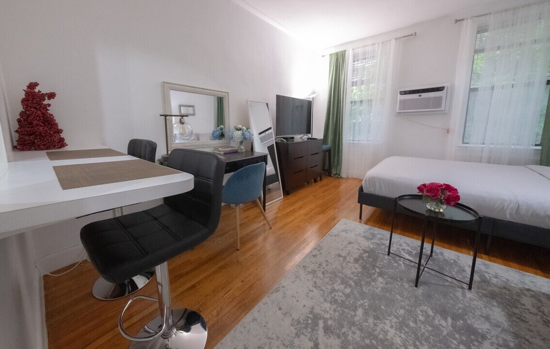 1369 1st Ave in New York, NY - Building Photo