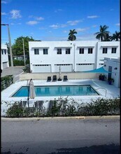2621 NE 212th Terrace in Miami, FL - Foto de edificio - Building Photo