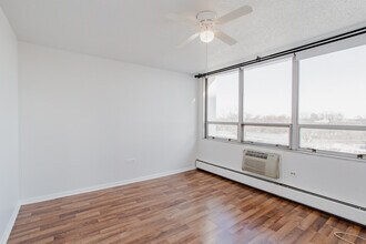 8801 W Golf Rd in Niles, IL - Building Photo - Building Photo