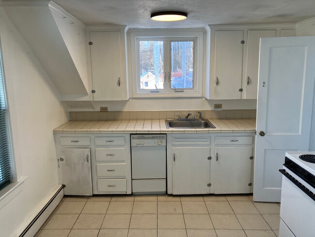 18 Center St in Wolfeboro, NH - Foto de edificio - Building Photo