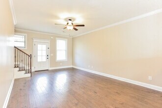 575 Hollandale Rd in La Vergne, TN - Foto de edificio - Building Photo