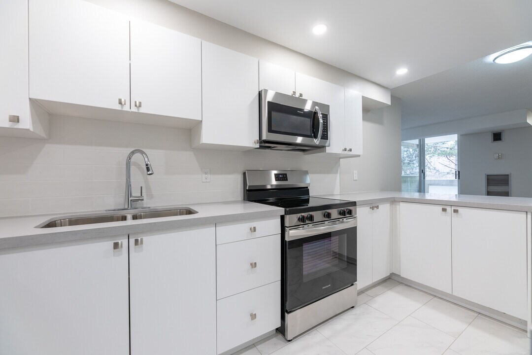 3575 Kaneff Crescent in Mississauga, ON - Building Photo