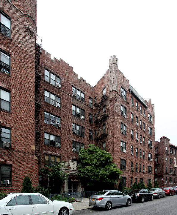 Savoy Gardens in Rego Park, NY - Foto de edificio