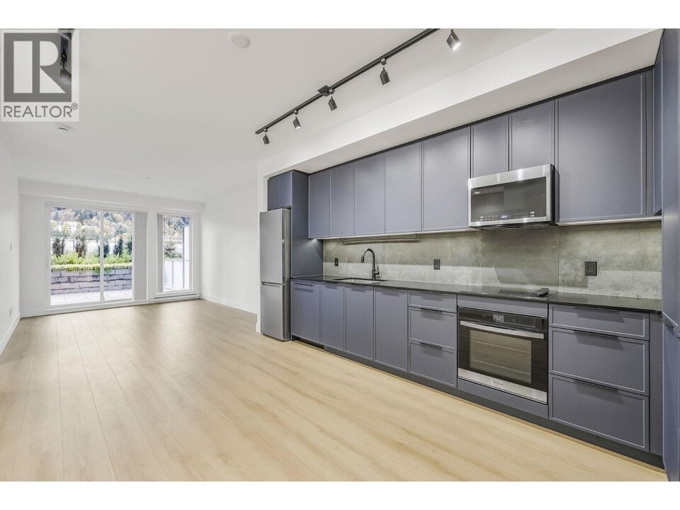 3075 Murray St in Port Moody, BC - Building Photo