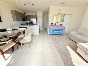 6425 NW 103rd Pl in Doral, FL - Foto de edificio - Building Photo