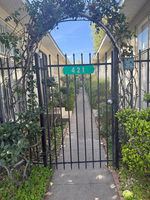 421 E Cedar Ave, Unit B in Burbank, CA - Building Photo - Building Photo