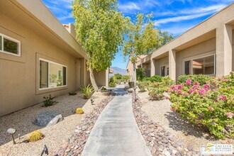 105 Augusta Dr in Rancho Mirage, CA - Foto de edificio - Building Photo