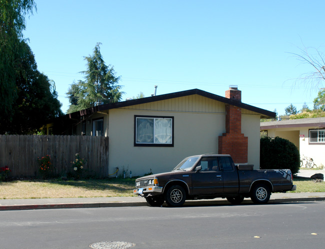 115 Arlen Dr in Rohnert Park, CA - Building Photo - Building Photo