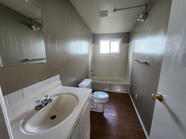 271 E Everett Ave in Sutherlin, OR - Building Photo - Building Photo