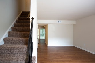 Earle of Warwick Square in Newport News, VA - Foto de edificio - Building Photo