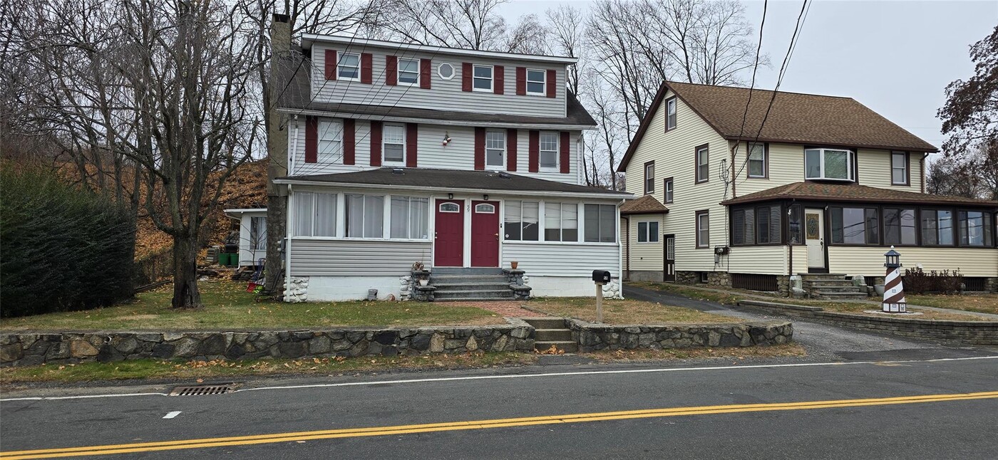 59 Beach Rd in Stony Point, NY - Foto de edificio