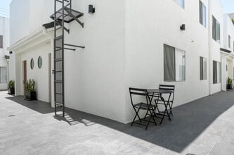 Aqua Vista Villa Apartments in North Hollywood, CA - Foto de edificio - Building Photo