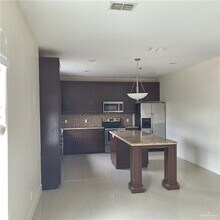 14 Pineridge Ln in McAllen, TX - Building Photo - Building Photo