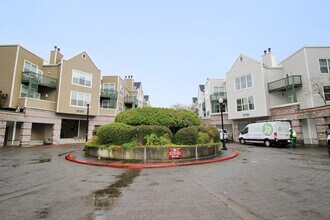 1710 S Harbor Way in Portland, OR - Building Photo - Building Photo