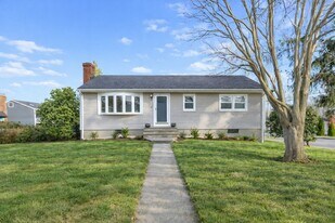 4 Soundview Ave in Trumbull, CT - Building Photo