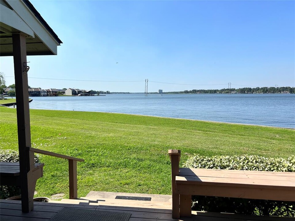 95 April Point Dr N in Montgomery, TX - Foto de edificio