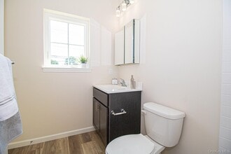 201 Ashley Ct in Babylon, NY - Building Photo - Building Photo