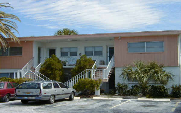 3675 Gulf Blvd in St Pete Beach, FL - Foto de edificio