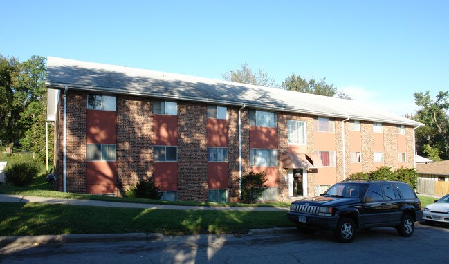 Safari Apartments in Omaha, NE - Building Photo - Building Photo