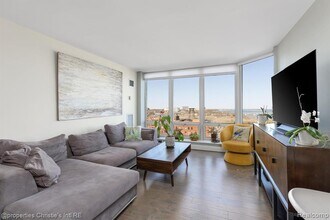 250 E Harbortown Dr in Detroit, MI - Building Photo - Building Photo