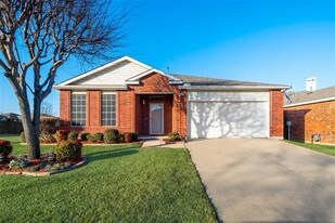 817 Dunkirk Ln in Arlington, TX - Building Photo
