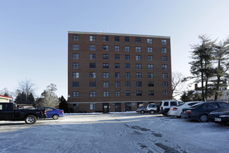 Sunset Tower in Sanford, ME - Foto de edificio - Building Photo