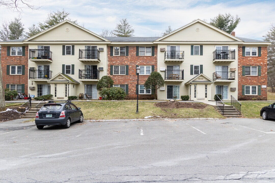 Oak Hill Condominiums in Nashua, NH - Building Photo