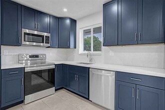 136 NW 6th Ave in Hallandale Beach, FL - Building Photo - Building Photo
