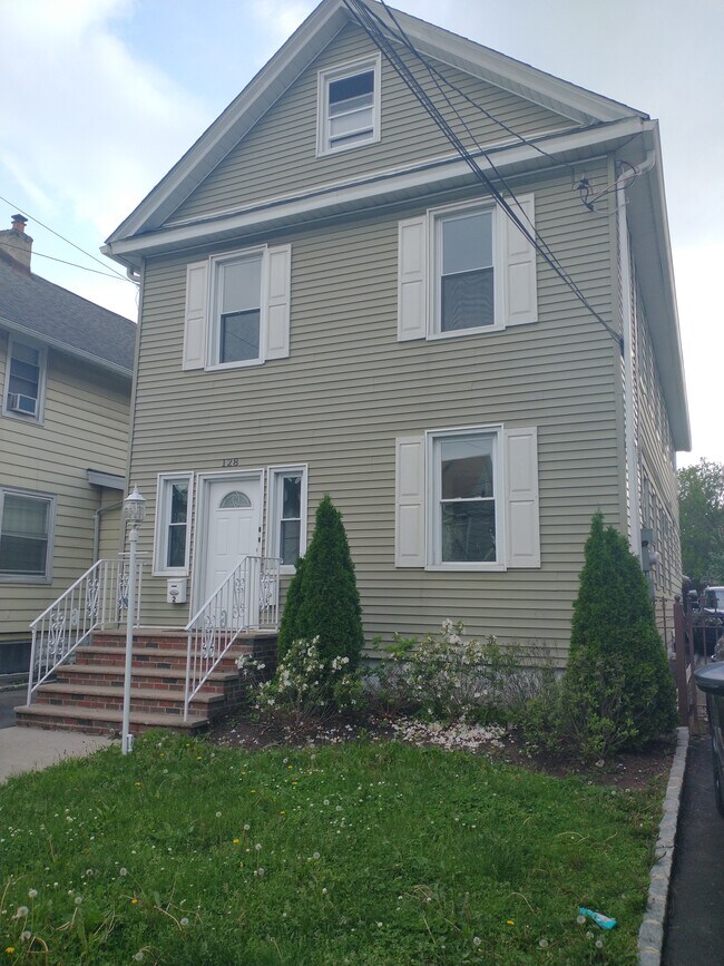 128 Berwick St, Unit 1 in Elizabeth, NJ - Foto de edificio - Building Photo