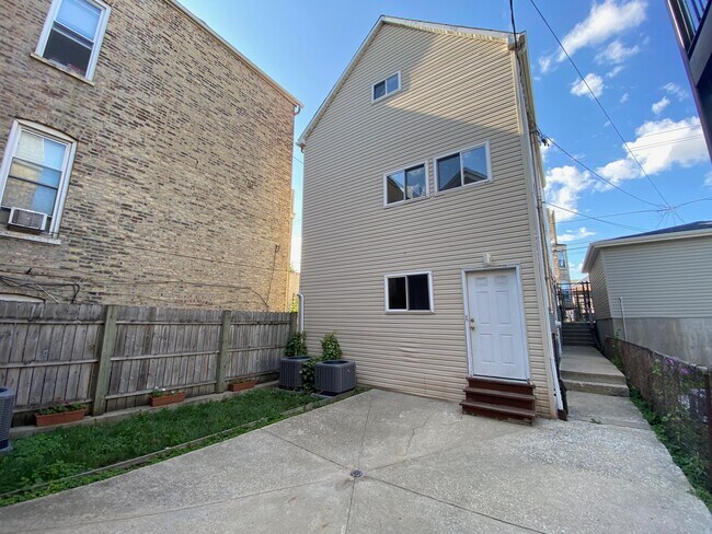 2212 W 21st Pl, Unit 1R