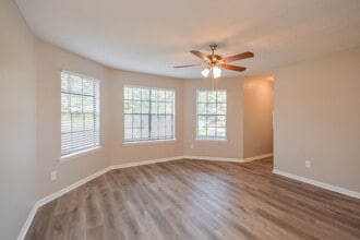 1053 Mainstreet Lake Dr in Stone Mountain, GA - Building Photo - Building Photo