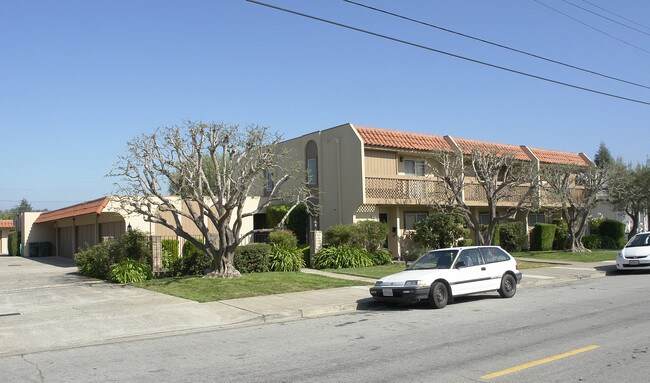 498 Sybil Ave in San Leandro, CA - Foto de edificio - Building Photo