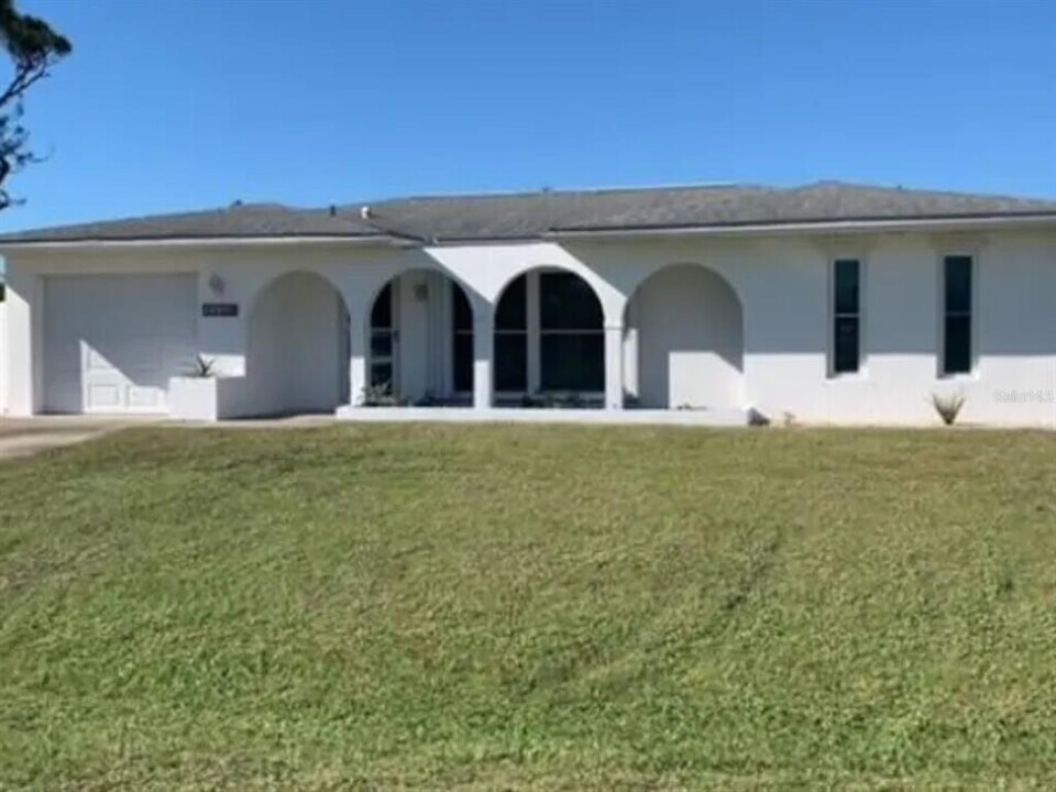 2429 Ivanhoe St in Port Charlotte, FL - Building Photo