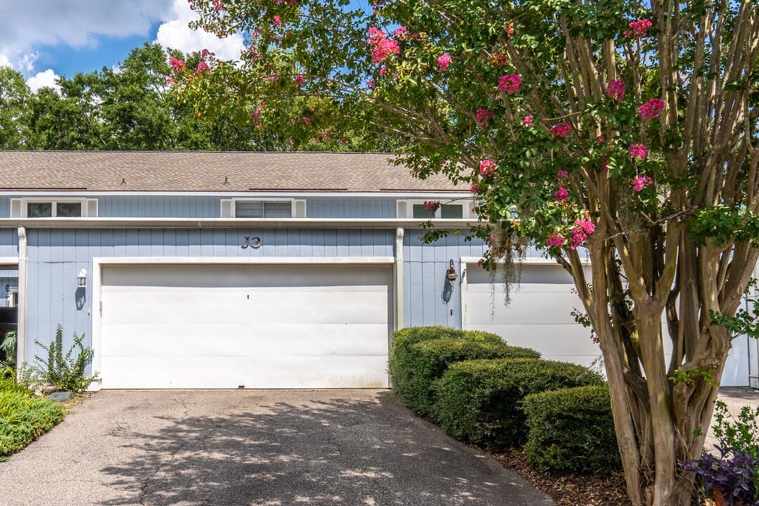 900 Brotherhood Rd in Beaufort, SC - Building Photo