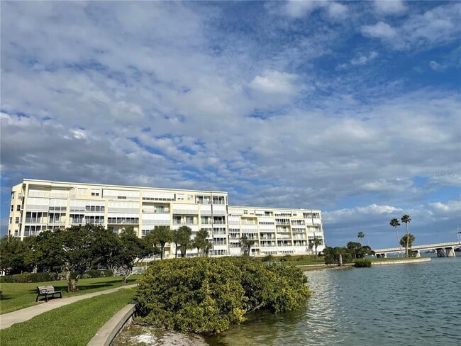 7872 Sailboat Key Blvd S in South Pasadena, FL - Building Photo - Building Photo