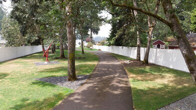 12410 Nyanza Rd SW in Tacoma, WA - Foto de edificio - Building Photo