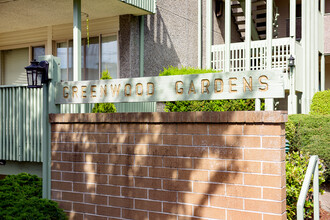 Greenwood Gardens in Seattle, WA - Foto de edificio - Building Photo