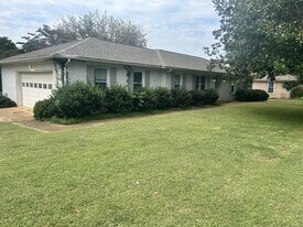 2230 Cloyd Blvd in Florence, AL - Building Photo