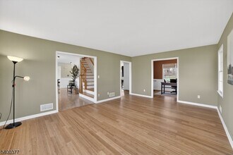 7 Sun Valley Way in Washington Township, NJ - Building Photo - Building Photo