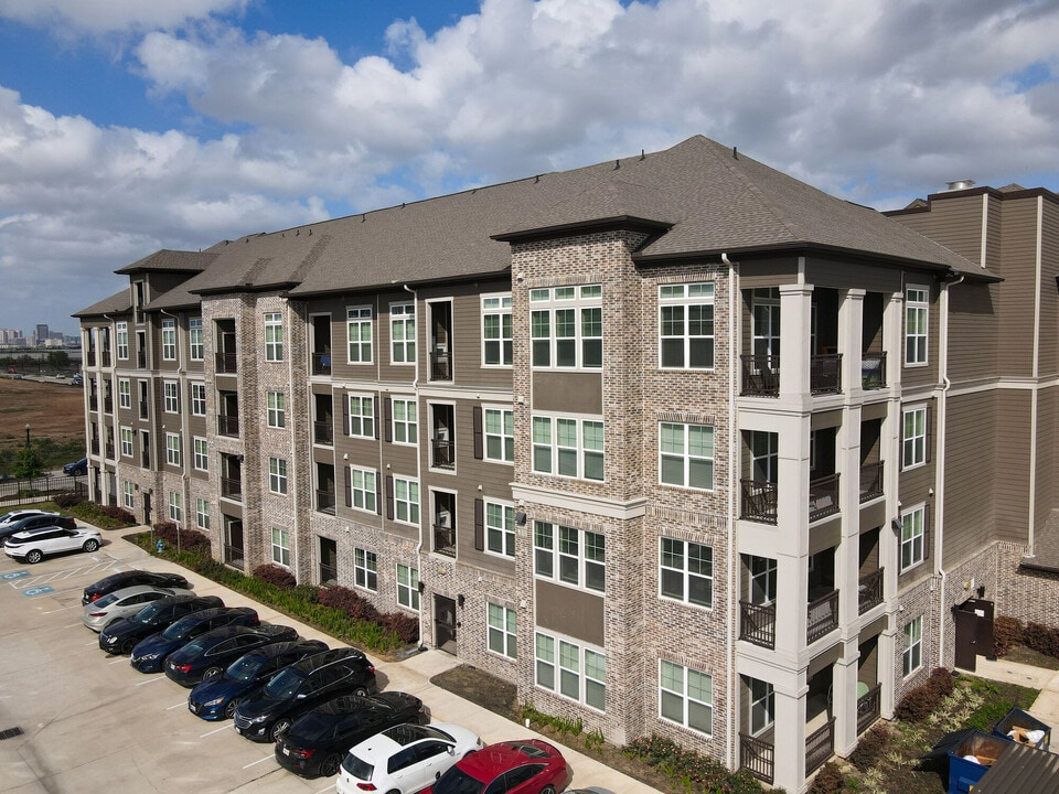 Orleans at Fannin Station in Houston, TX - Building Photo