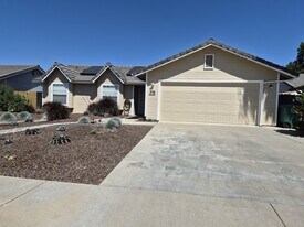 376 E Sycamore Ave in Reedley, CA - Building Photo